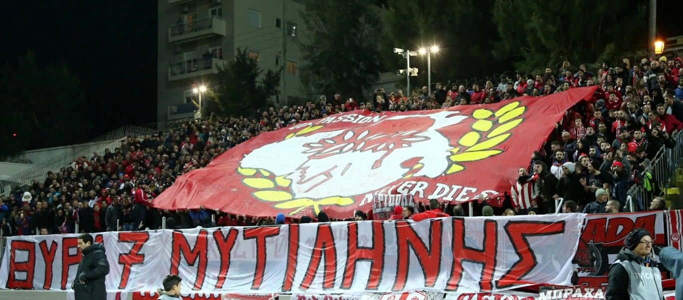 Θύρα 7 Μυτιλήνης: Η νύχτα έγινε... μέρα στην κοπή της πίτας - «Αδέρφια ζείτε εσείς μας οδηγείτε» (βίντεο)